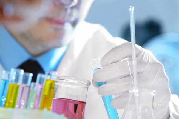 Male scientist making experiments — Stock Photo, Image