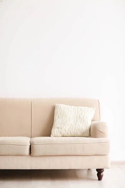Novo sofá acolhedor — Fotografia de Stock