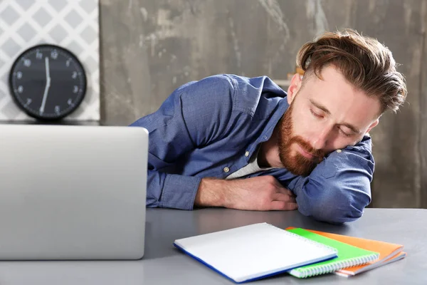 Moe man slapen op werkplek — Stockfoto