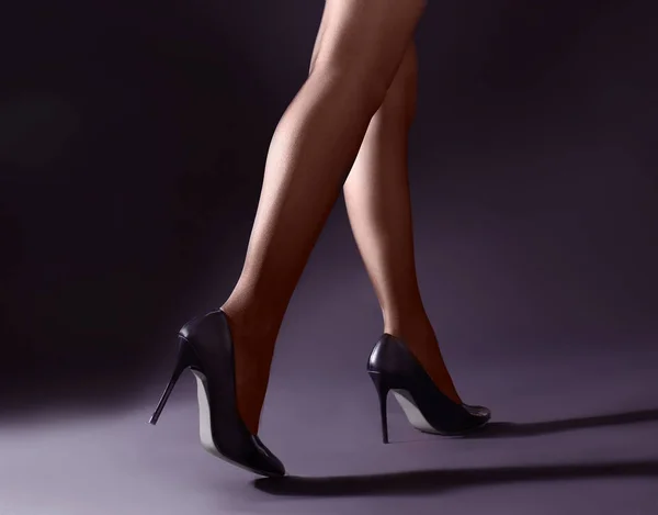 Красивая женщина ноги в черных колготках — стоковое фото