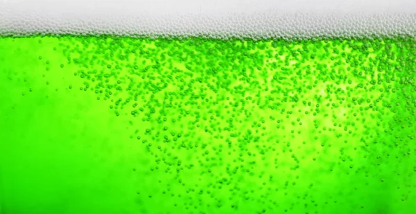 玻璃与绿色的啤酒. — 图库照片