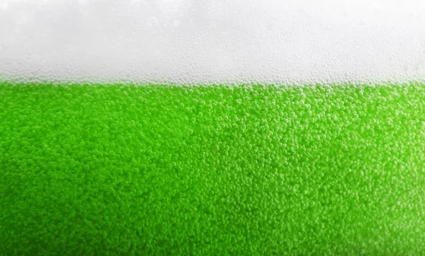 Стакан с зеленым пивом . — стоковое фото