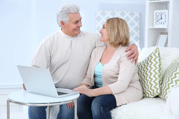 Grootouders in de woonkamer — Stockfoto