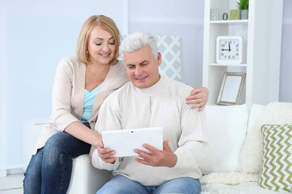 Großeltern im Wohnzimmer — Stockfoto