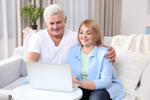 Großeltern im Wohnzimmer — Stockfoto