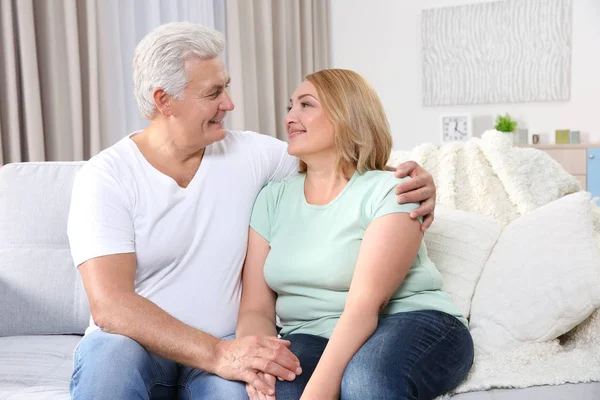 Abuelos en sala de estar — Foto de Stock