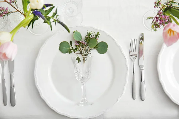 Tabel voor de bruiloft diner geserveerd — Stockfoto