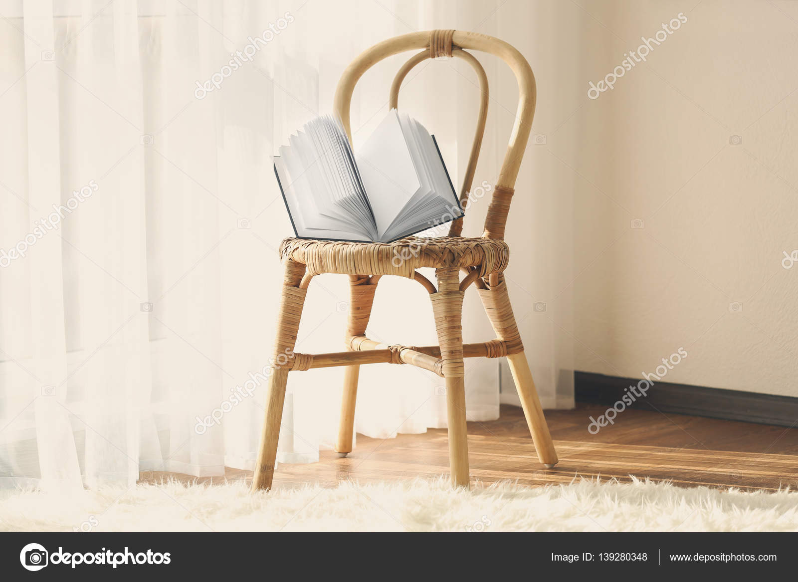 Nuevo libro sobre la silla — Foto de stock © belchonock #139280348