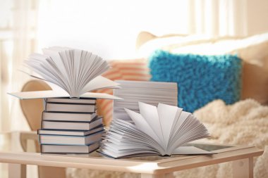 Tablo üzerinde yeni kitap yığını 