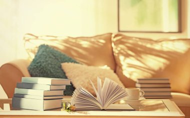 Tablo üzerinde yeni kitap yığını 