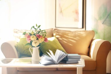 Yığın tablo üzerinde yeni kitap 