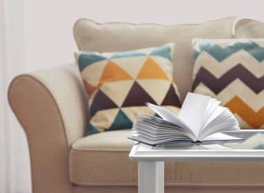 Tablo üzerinde yeni açık kitap 