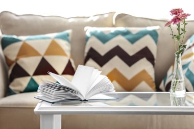 Tablo üzerinde yeni açık kitap 