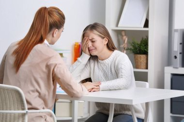 genç kızla konuşurken psikoterapist