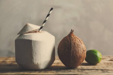 Saman ile hindistan cevizi kokteyli