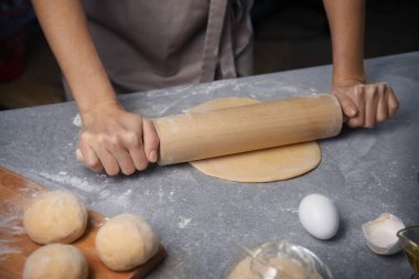 Kadın para kazanıyor. 