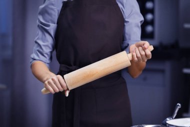 kadın silindir iğne ile