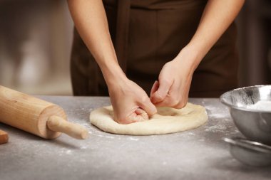 Kadın para kazanıyor. 