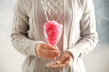 Buz tatlı ile eller