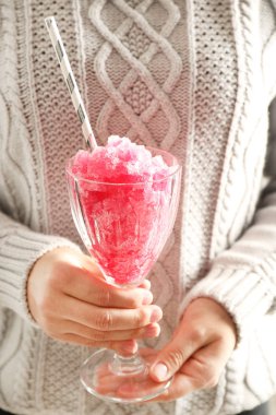 Buz tatlı ile eller