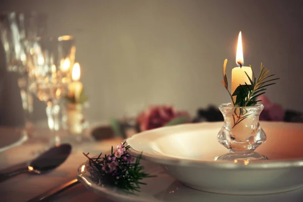 Tabel voor de bruiloft diner geserveerd — Stockfoto