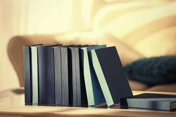 Stapel nieuwe boeken op tafel — Stockfoto