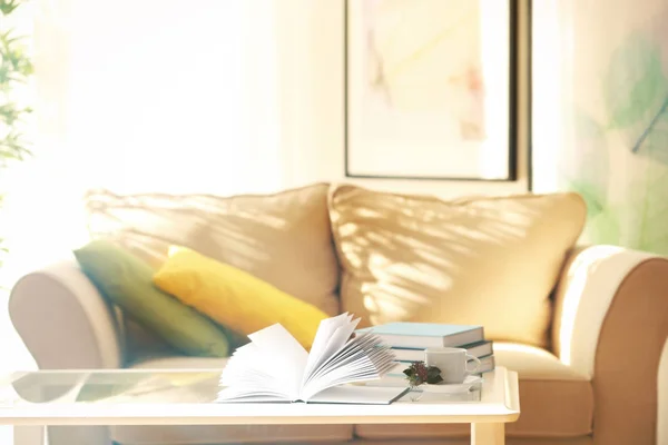 Pilha de novos livros na mesa — Fotografia de Stock