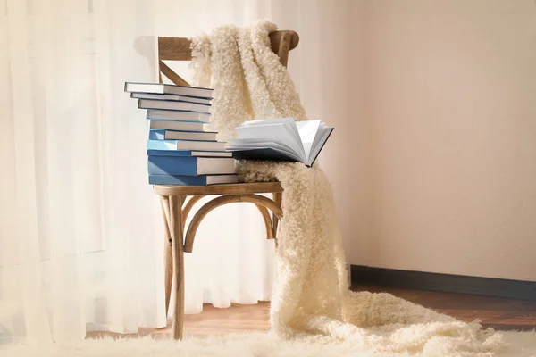 Новые книги на деревянном стуле — стоковое фото