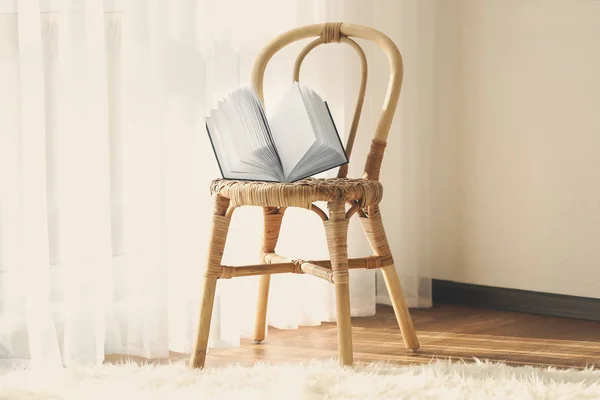 Нова книга на стільці — стокове фото
