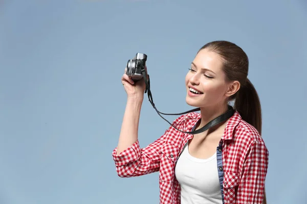 Mujer viajero tomando fotos con la cámara —  Fotos de Stock