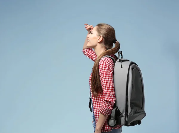 Mulher viajante com mochila — Fotografia de Stock
