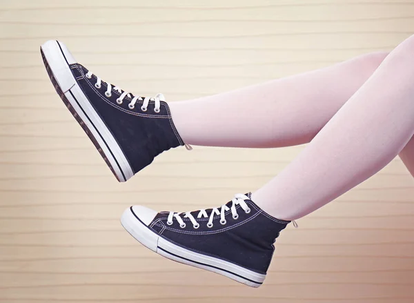 白いストッキングとスニーカーの女性の脚 — ストック写真