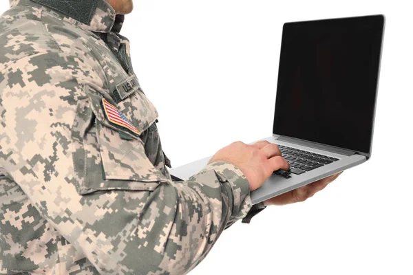 Asker beyaz üstünde laptop ile