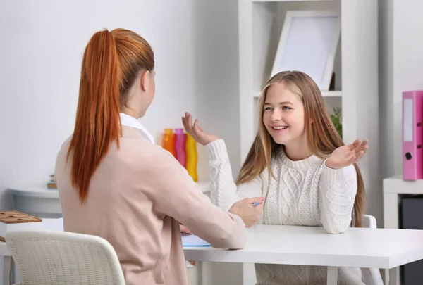 Психотерапевт разговаривает с молодой девушкой — стоковое фото