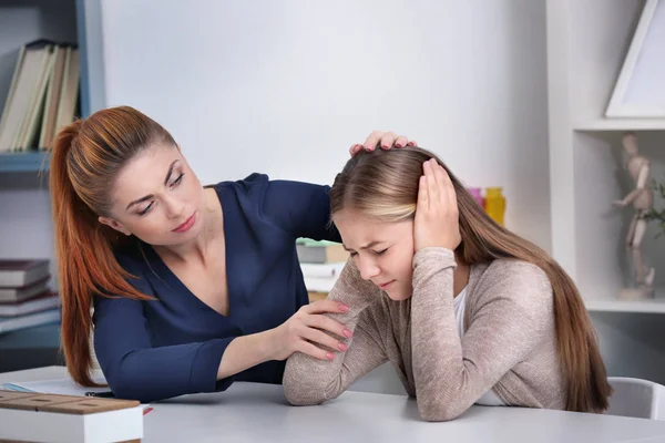 Psychothérapeute parler avec jeune fille — Photo