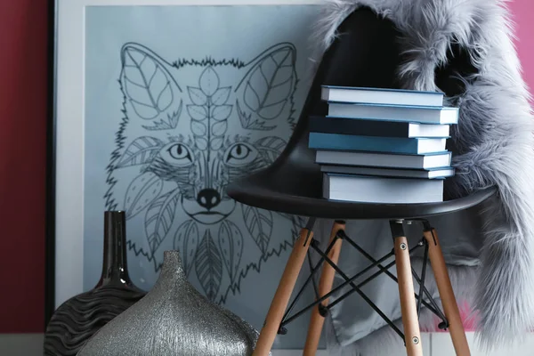 Interieur met stapel boeken op stoel — Stockfoto