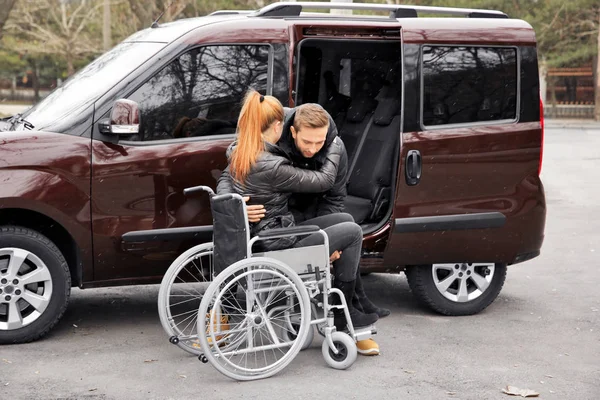 Молодий чоловік допомагає жінці з інвалідністю — стокове фото
