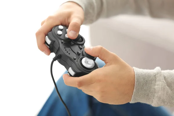 Teenager spielt Videospiel — Stockfoto