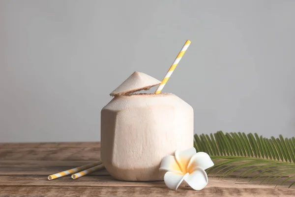 Coquetel de coco com plumeria — Fotografia de Stock