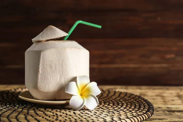 Świeży kokos z plumeria — Zdjęcie stockowe