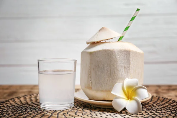 Coconut water and fresh nut — Stock Photo, Image