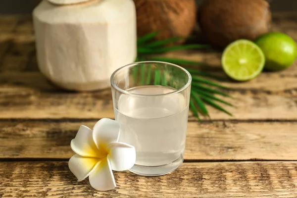 Cocktail à la noix de coco en verre — Photo