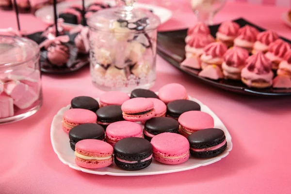 Mesa con sabrosos dulces — Foto de Stock