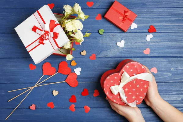 Manos femeninas sosteniendo caja de regalo — Foto de Stock