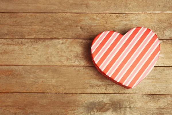 Caja de regalo en forma de corazón —  Fotos de Stock