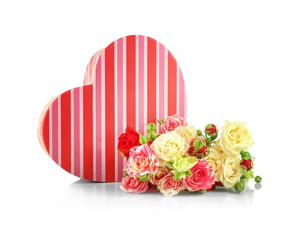 Confezione regalo con fiori — Foto Stock