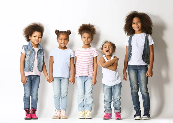 Fünf Süße Afrikanische Mädchen Posieren Auf Weißem Hintergrund — Stockfoto