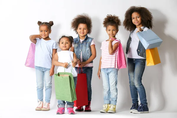 Fünf Süße Afrikanische Mädchen Mit Einkaufstaschen Auf Weißem Hintergrund — Stockfoto