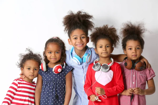 Fünf Süße Afrikanische Mädchen Mit Kopfhörern Auf Weißem Hintergrund — Stockfoto