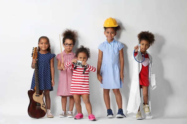 Zukünftiges Berufskonzept Fünf Süße Afrikanische Mädchen Auf Weißem Hintergrund — Stockfoto